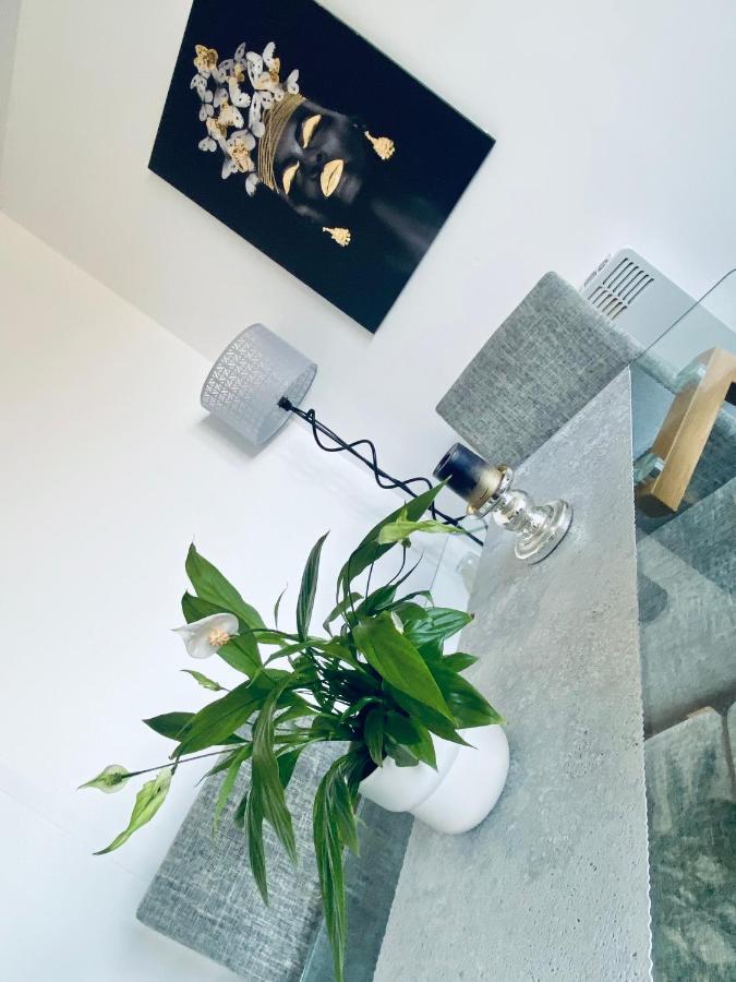 Unique View Of Anfield Stadium - Charming 2 Bedroom Apartment In Liverpool With Parking ภายนอก รูปภาพ